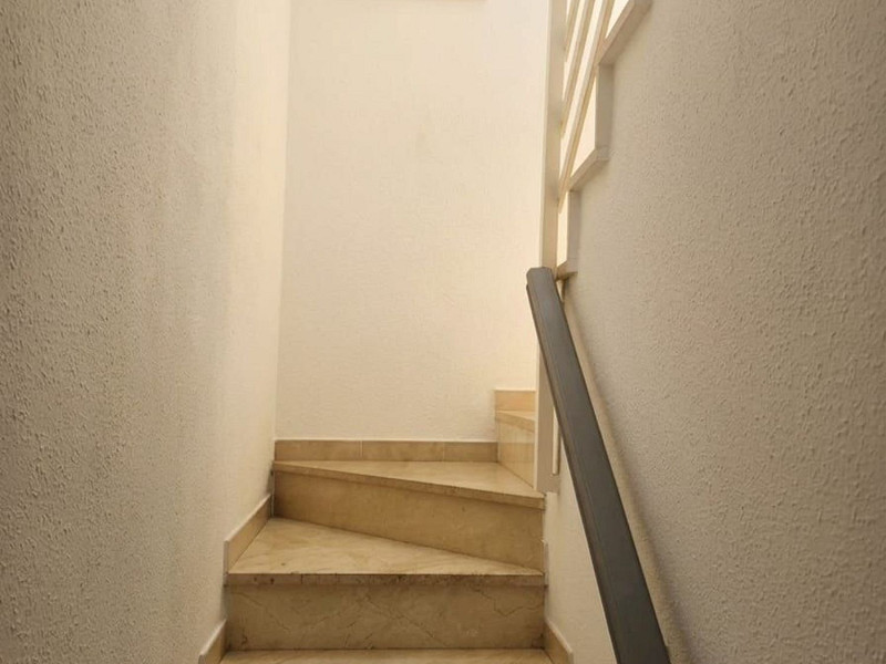 Cветлый двухуровневый апартамент в Pineda de Mar с большими террасами. Фото:  18