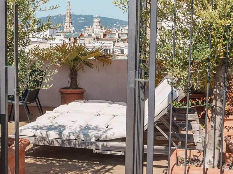 Светлый и просторный двухуровневый апартамент в центре Барселоны. Фото:  1