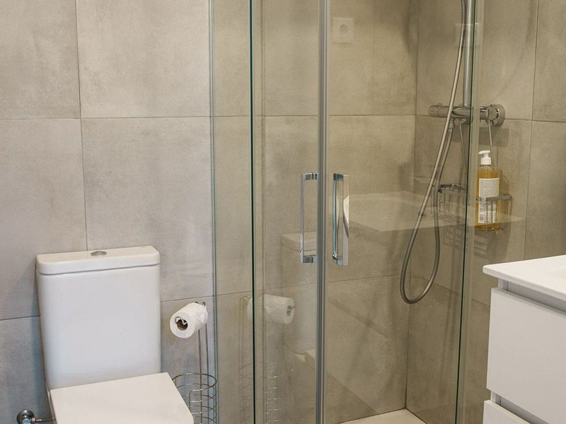 Светлый и просторный двухуровневый апартамент в центре Барселоны. Фото:  2