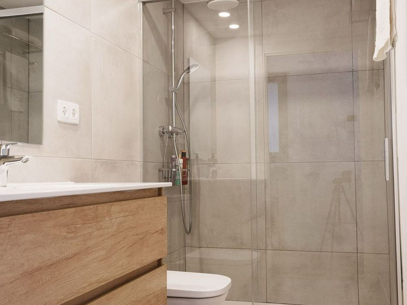 Светлый и просторный двухуровневый апартамент в центре Барселоны. Фото:  6