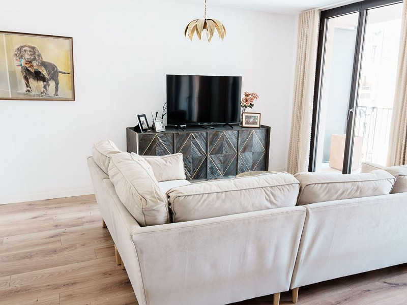 Светлый и просторный двухуровневый апартамент в центре Барселоны. Фото:  7