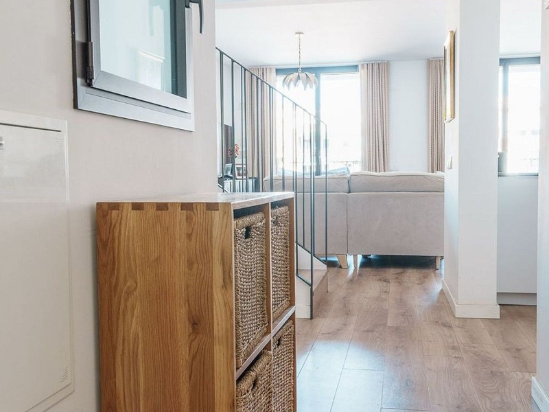 Светлый и просторный двухуровневый апартамент в центре Барселоны. Фото:  8