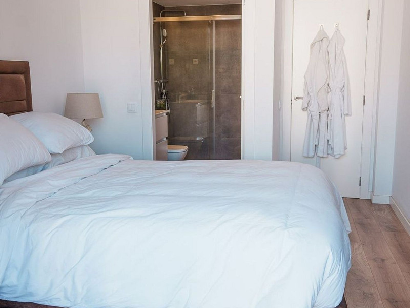 Светлый и просторный двухуровневый апартамент в центре Барселоны. Фото:  9