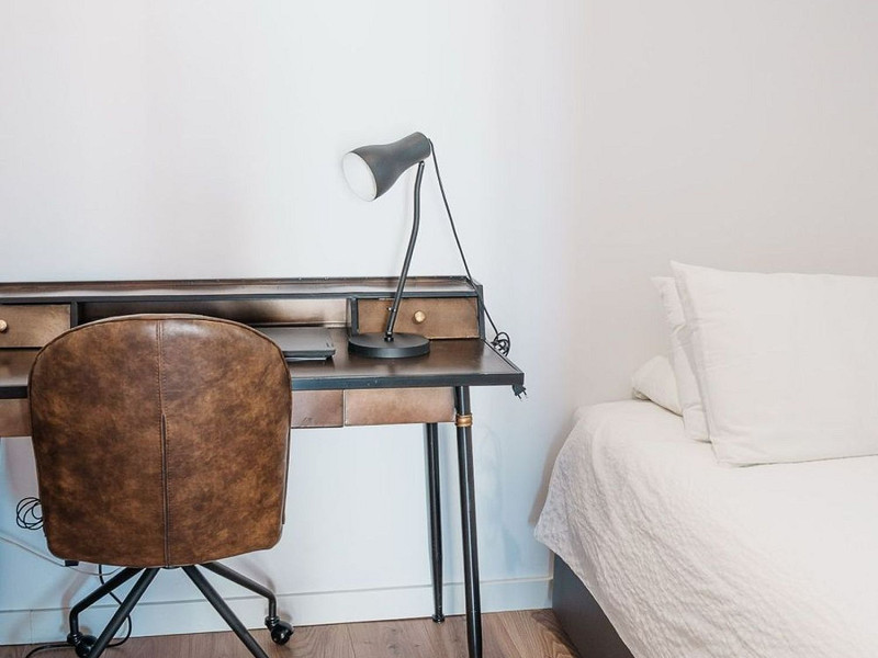 Светлый и просторный двухуровневый апартамент в центре Барселоны. Фото:  12