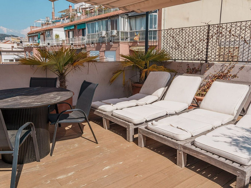 Светлый и просторный двухуровневый апартамент в центре Барселоны. Фото:  13