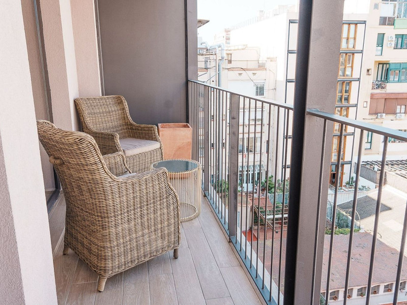 Светлый и просторный двухуровневый апартамент в центре Барселоны. Фото:  14