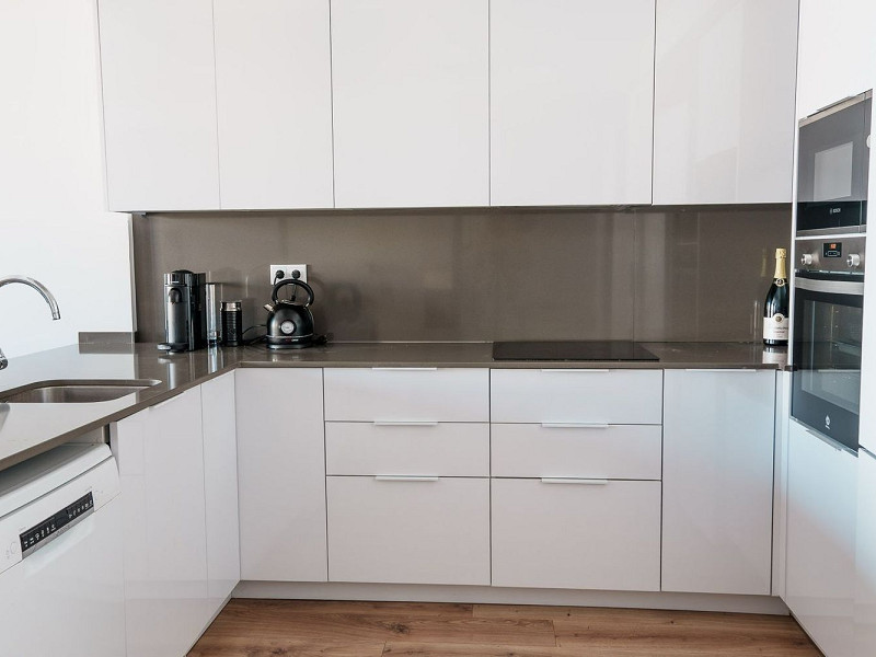 Светлый и просторный двухуровневый апартамент в центре Барселоны. Фото:  15