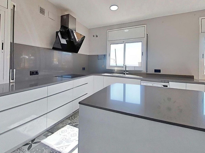 Угловой таунхаус с бассейном и видом на море в Сегур-де-Калафель. Фото:  10