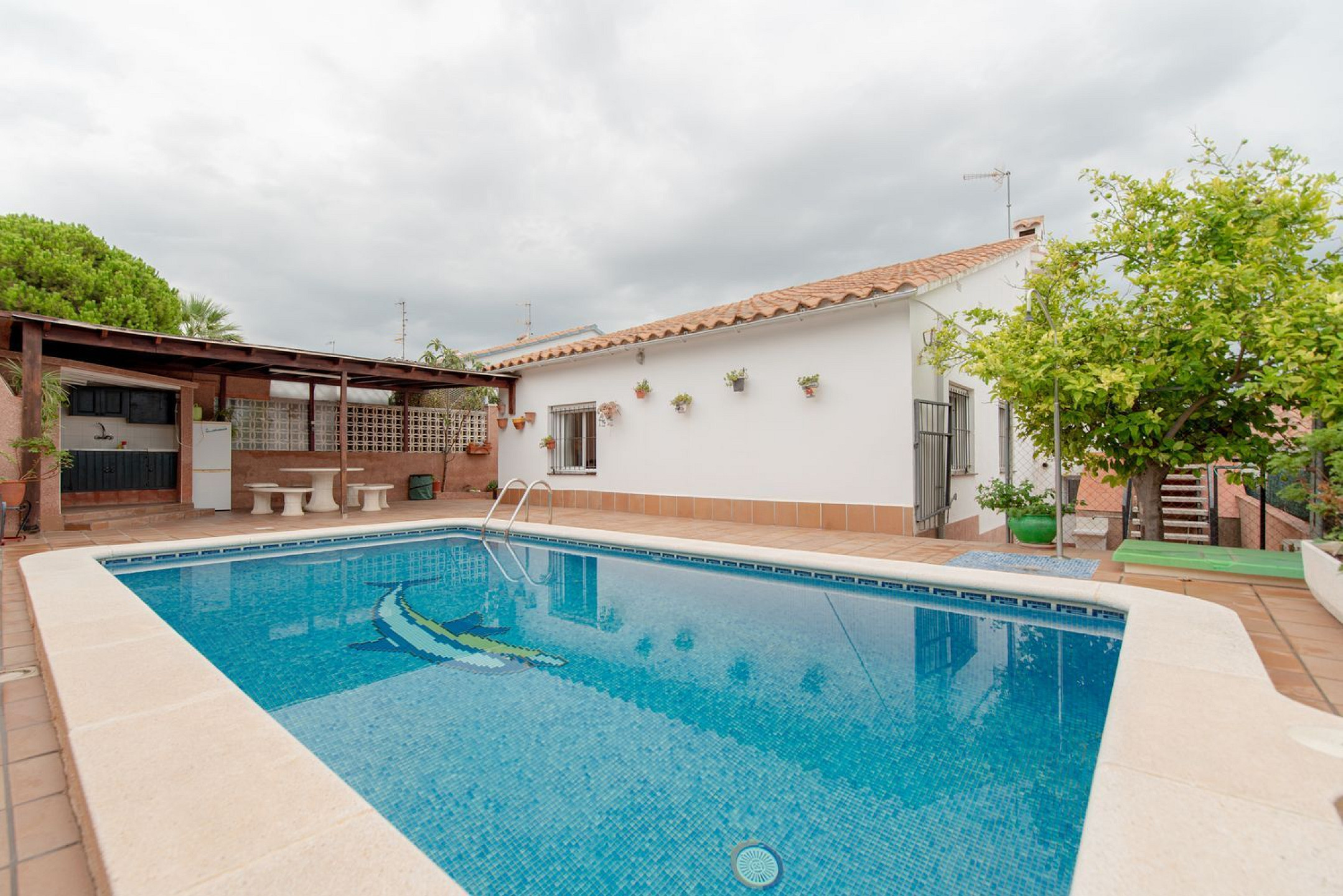 Отдельный дом с бассейном и гостевым апартаментом в Мас-Мель, Калафель