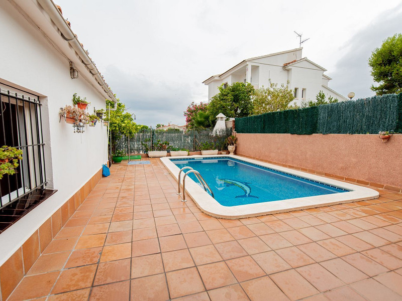 Отдельный дом с бассейном и гостевым апартаментом в Мас-Мель, Калафель. Фото:  4