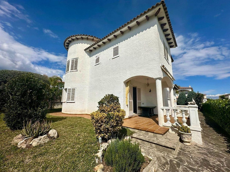 Светлая и уютная вилла в Эльс-Массос-де-Кома-Руга. Фото:  1