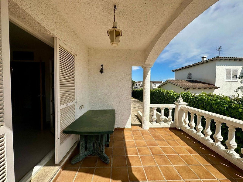 Светлая и уютная вилла в Эльс-Массос-де-Кома-Руга. Фото:  10