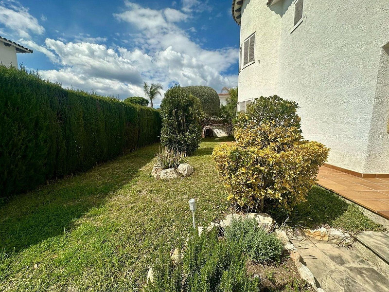 Светлая и уютная вилла в Эльс-Массос-де-Кома-Руга. Фото:  12