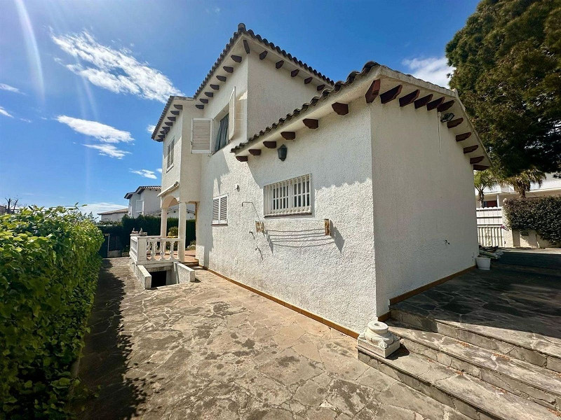 Светлая и уютная вилла в Эльс-Массос-де-Кома-Руга. Фото:  66