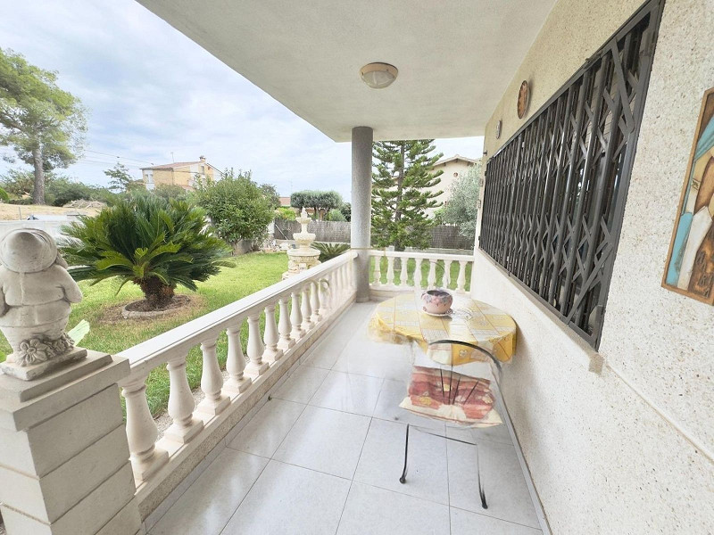 Светлый дом с бассейном в Эльс-Масос, Эль-Вендрель. Фото:  2