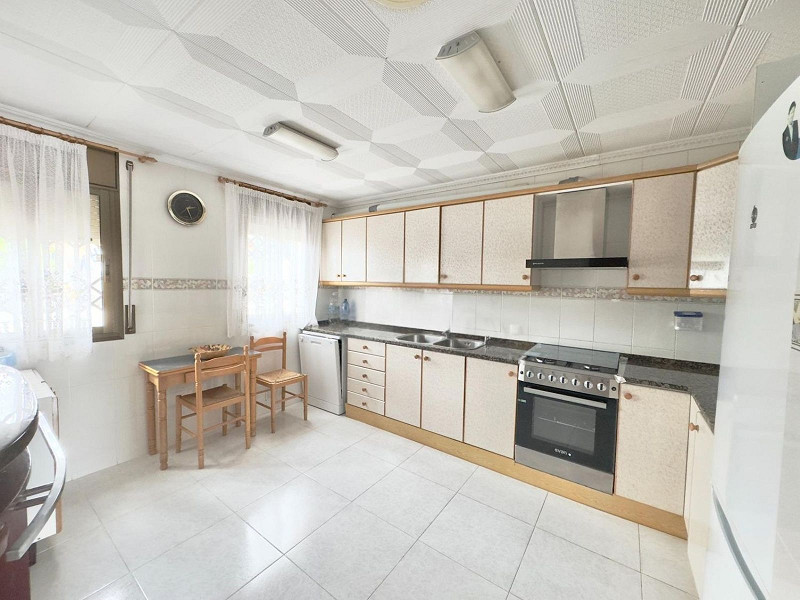 Светлый дом с бассейном в Эльс-Масос, Эль-Вендрель. Фото:  4