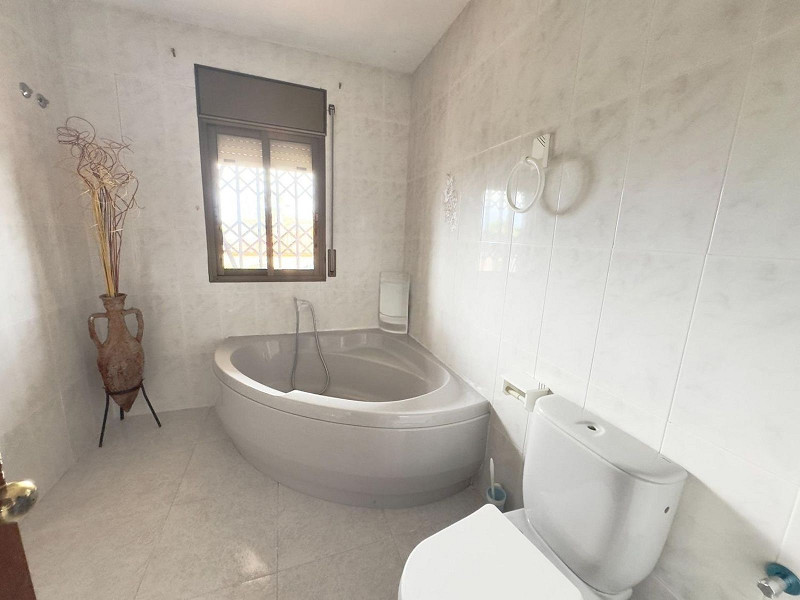 Светлый дом с бассейном в Эльс-Масос, Эль-Вендрель. Фото:  11