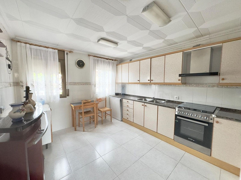 Светлый дом с бассейном в Эльс-Масос, Эль-Вендрель. Фото:  21