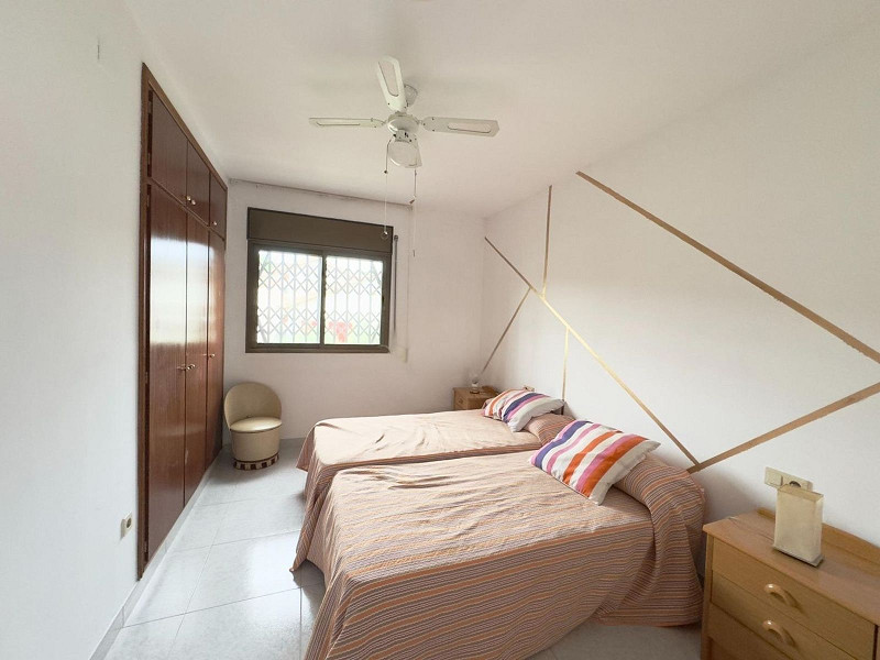 Светлый дом с бассейном в Эльс-Масос, Эль-Вендрель. Фото:  24