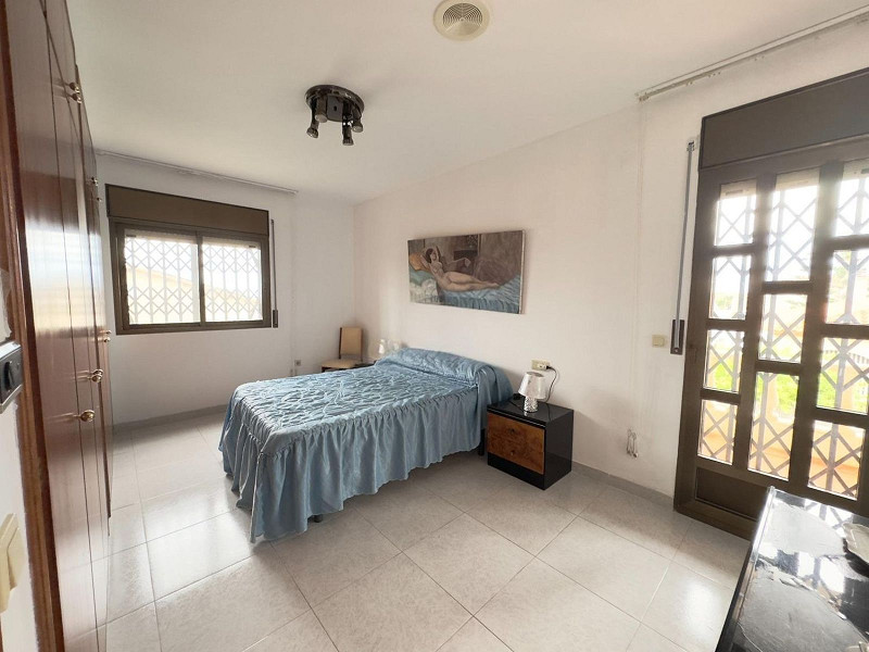 Светлый дом с бассейном в Эльс-Масос, Эль-Вендрель. Фото:  26