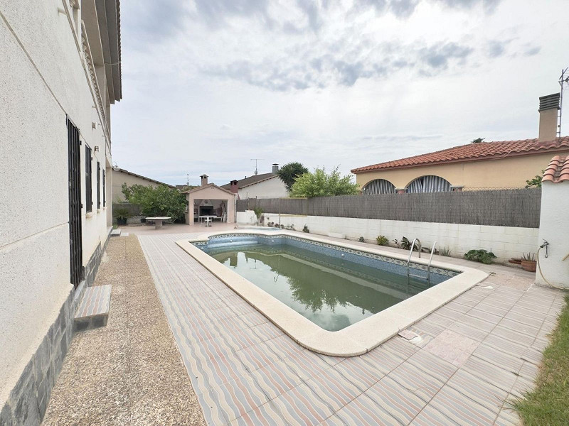 Светлый дом с бассейном в Эльс-Масос, Эль-Вендрель. Фото:  33