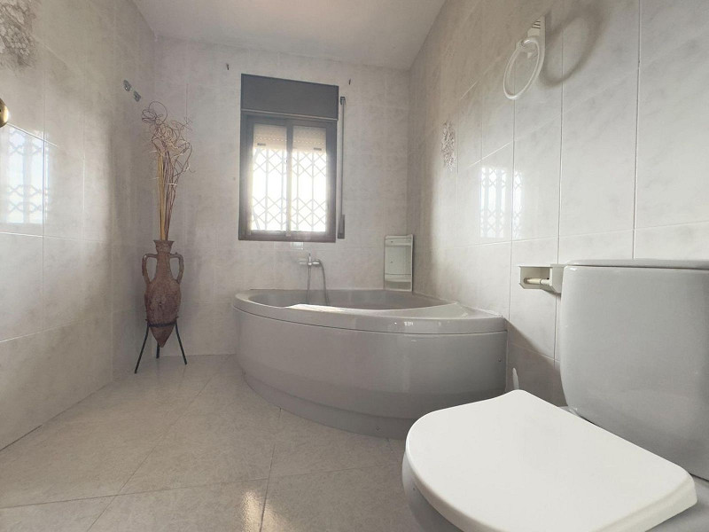 Светлый дом с бассейном в Эльс-Масос, Эль-Вендрель. Фото:  40