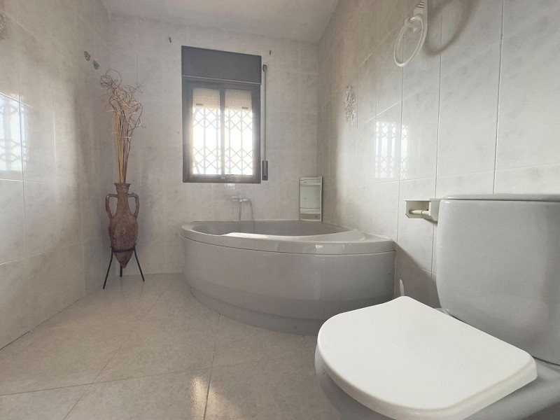 Светлый дом с бассейном в Эльс-Масос, Эль-Вендрель. Фото:  42