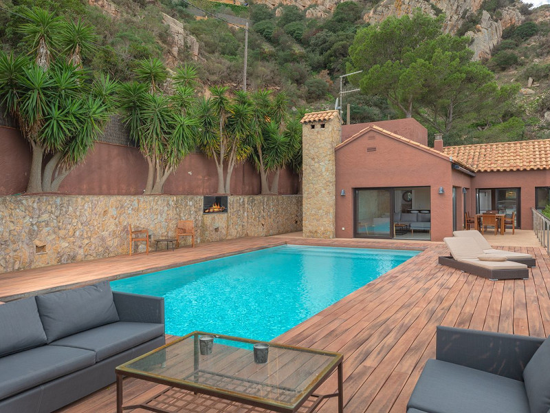Эксклюзивная вилла с панорамным видом в Айгуаблава, Коста-Брава. Фото:  2