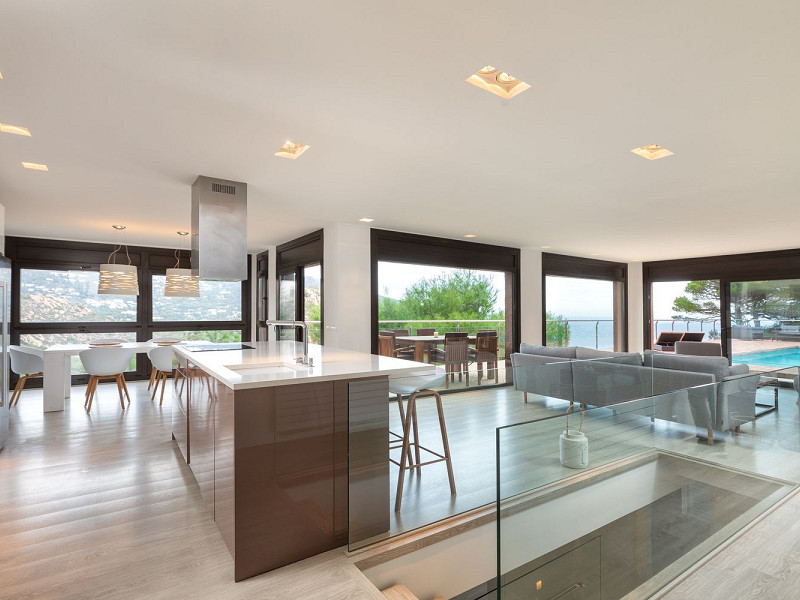 Эксклюзивная вилла с панорамным видом в Айгуаблава, Коста-Брава. Фото:  8