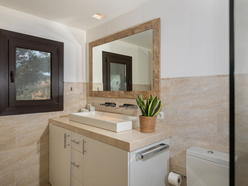 Эксклюзивная вилла с панорамным видом в Айгуаблава, Коста-Брава. Фото:  16