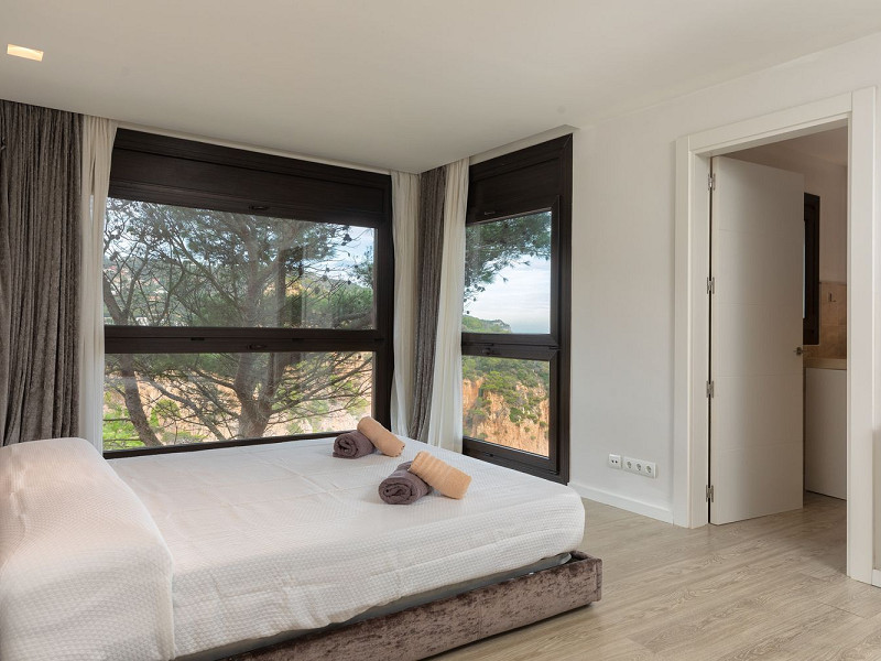 Эксклюзивная вилла с панорамным видом в Айгуаблава, Коста-Брава. Фото:  19