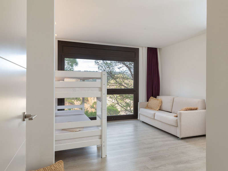 Эксклюзивная вилла с панорамным видом в Айгуаблава, Коста-Брава. Фото:  22