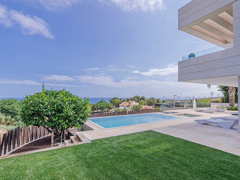 Modern Luxury Villa with Sea and Barcelona Views in Teia, Maresme. Photo:  8
