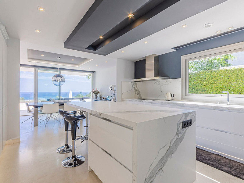 Modern Luxury Villa with Sea and Barcelona Views in Teia, Maresme. Photo:  24