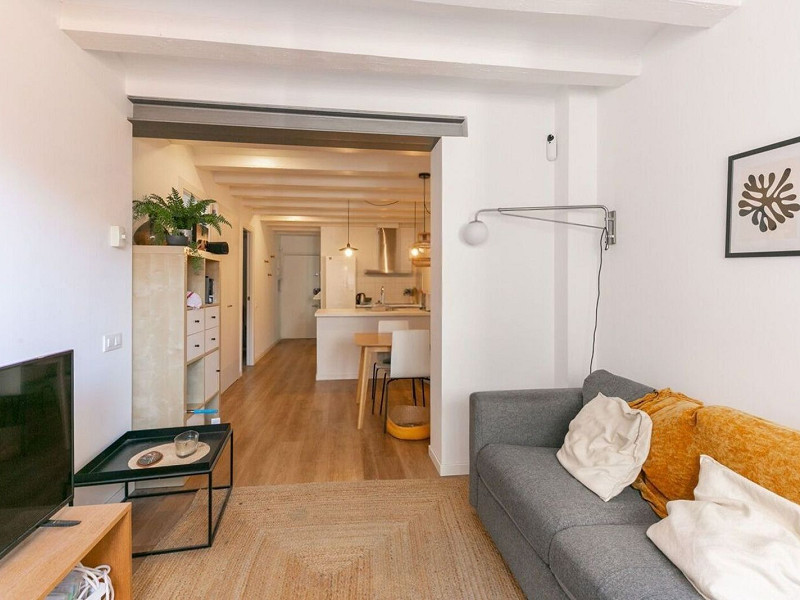 Отремонтированная меблированная квартира на Calle Pedreres, Poble Sec, Барселона. Фото:  2