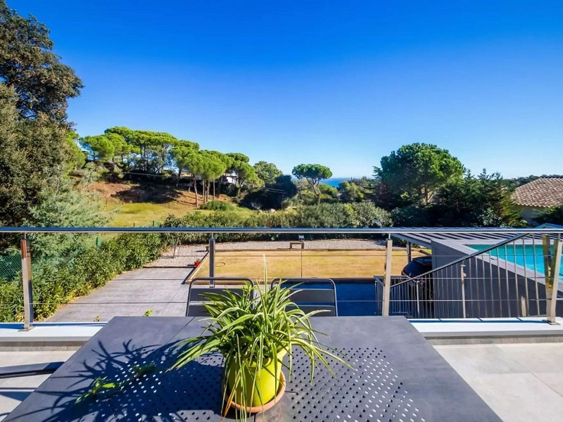 Современная вилла с бассейном в Platja d’Aro – Коста-Брава. Фото:  2