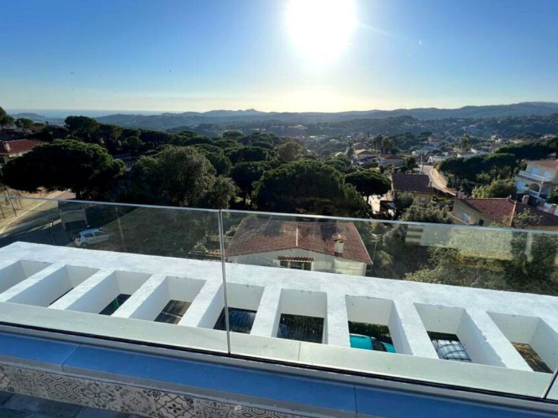 Энергоэффективная вилла с видом на море в Els Pinars, Lloret de Mar. Фото:  2