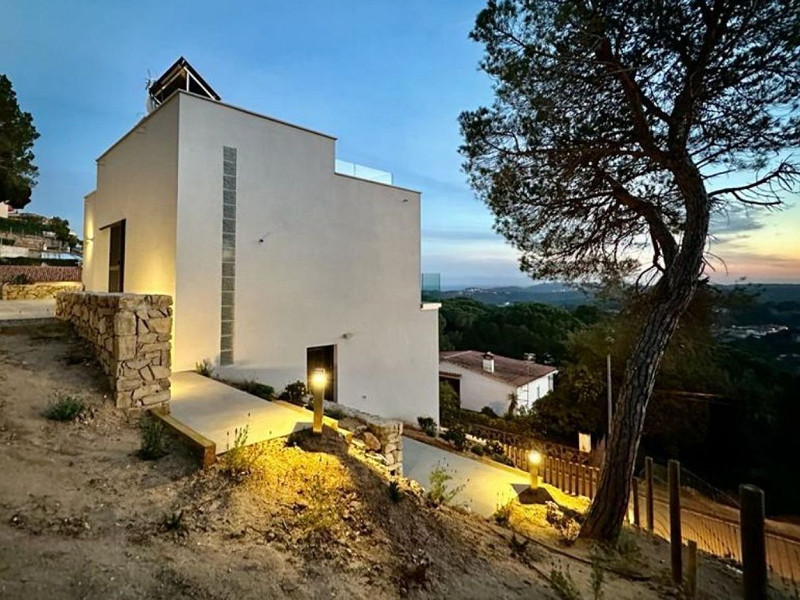 Энергоэффективная вилла с видом на море в Els Pinars, Lloret de Mar. Фото:  9