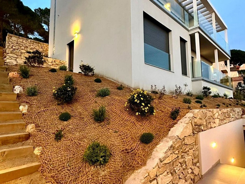 Энергоэффективная вилла с видом на море в Els Pinars, Lloret de Mar. Фото:  24