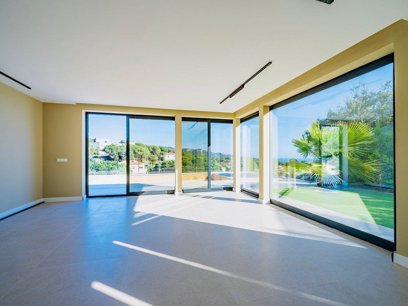 Новая вилла с видом на море в Los Pinares, Lloret de Mar, Коста-Брава. Фото:  5