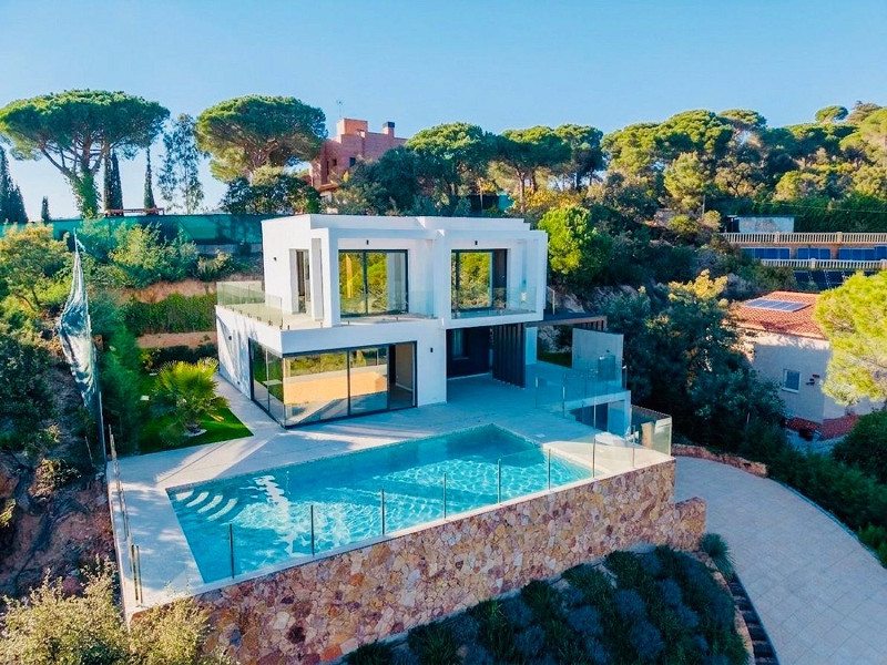 Новая вилла с видом на море в Los Pinares, Lloret de Mar, Коста-Брава. Фото:  1