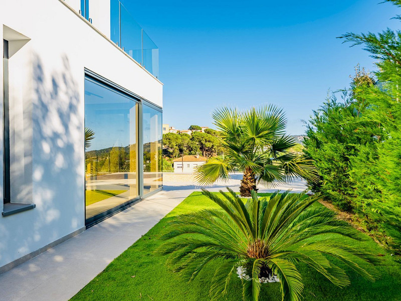 Новая вилла с видом на море в Los Pinares, Lloret de Mar, Коста-Брава. Фото:  10