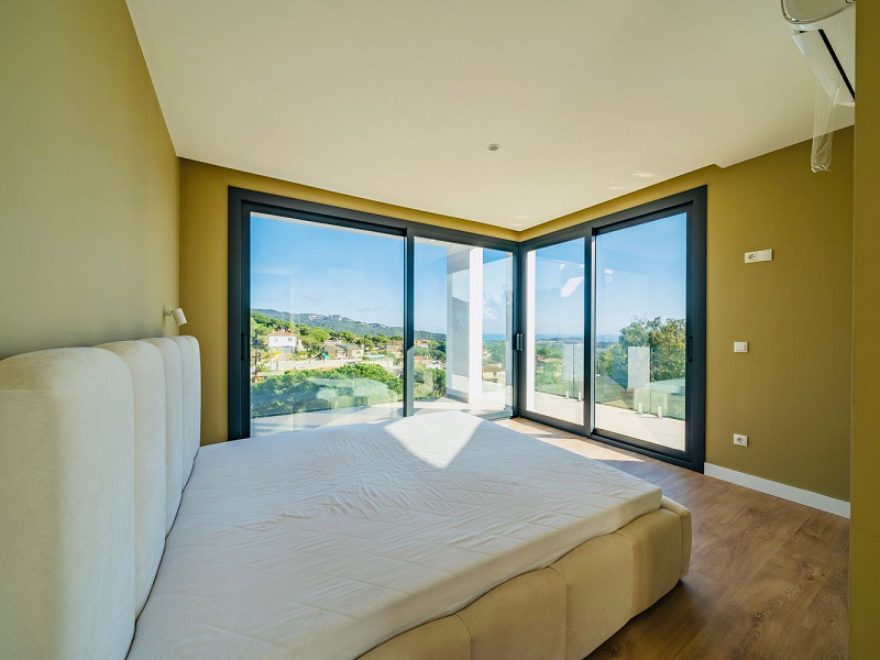 Новая вилла с видом на море в Los Pinares, Lloret de Mar, Коста-Брава. Фото:  13