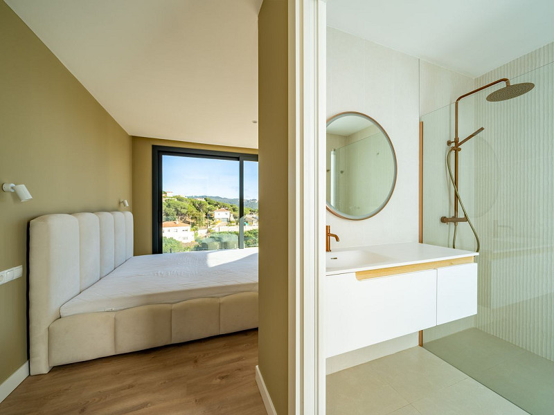 Новая вилла с видом на море в Los Pinares, Lloret de Mar, Коста-Брава. Фото:  14