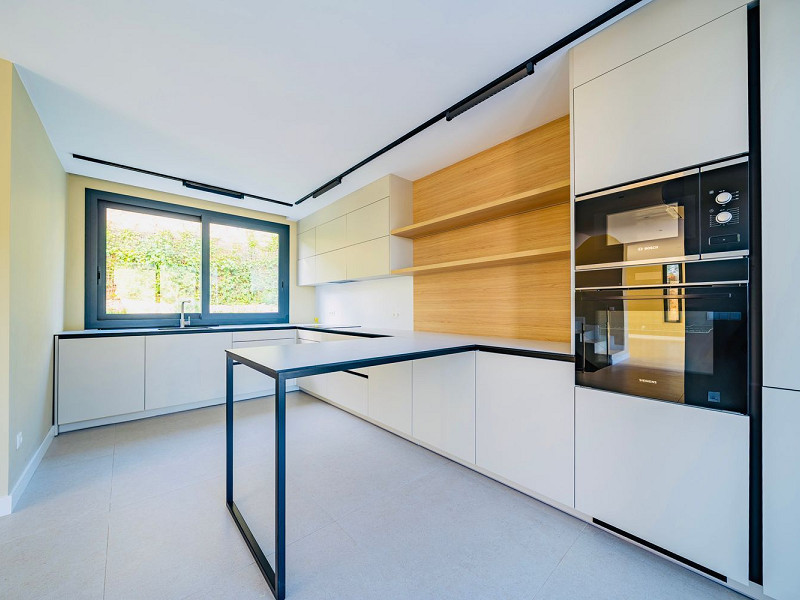 Новая вилла с видом на море в Los Pinares, Lloret de Mar, Коста-Брава. Фото:  21