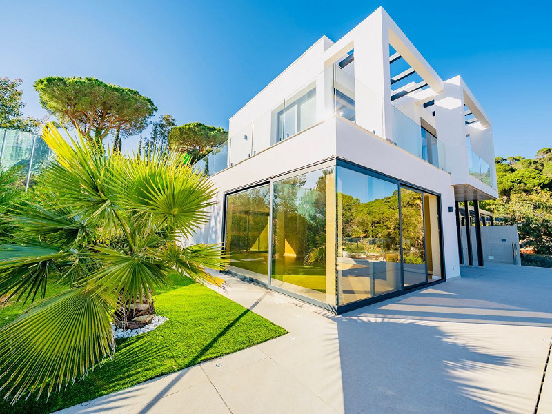 Новая вилла с видом на море в Los Pinares, Lloret de Mar, Коста-Брава. Фото:  22