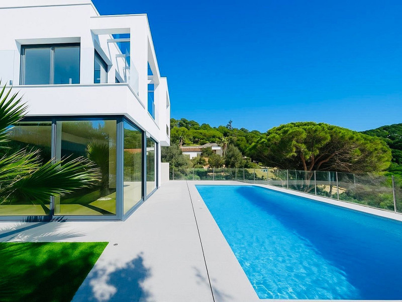 Новая вилла с видом на море в Los Pinares, Lloret de Mar, Коста-Брава. Фото:  24