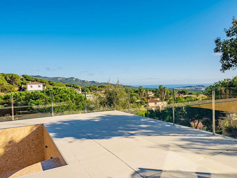 Новая вилла с видом на море в Los Pinares, Lloret de Mar, Коста-Брава. Фото:  25