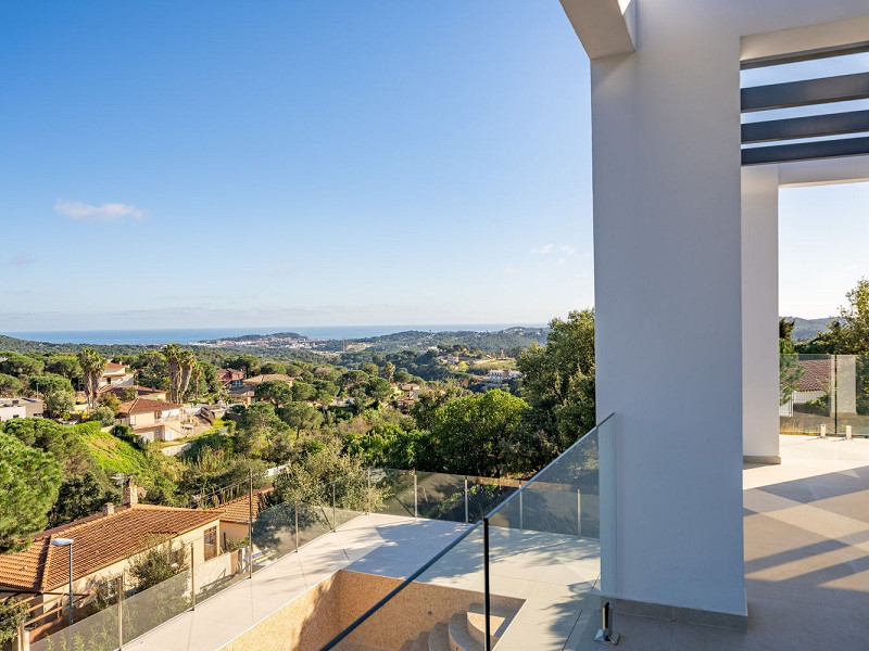 Новая вилла с видом на море в Los Pinares, Lloret de Mar, Коста-Брава. Фото:  43