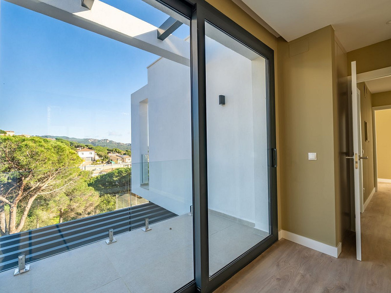 Новая вилла с видом на море в Los Pinares, Lloret de Mar, Коста-Брава. Фото:  46